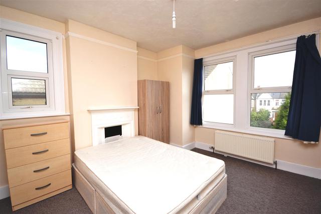  Image of 2 bedroom Property to rent in Squires Lane London N3 at Finchley Central  London, N3 2QT