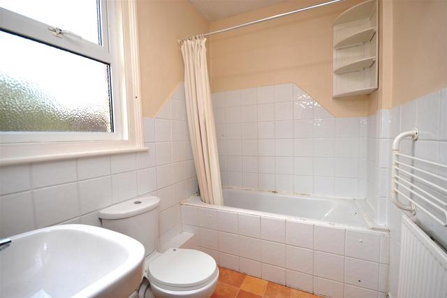  Image of 2 bedroom Property to rent in Squires Lane London N3 at Finchley Central  London, N3 2QT