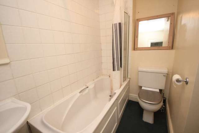  Image of 2 bedroom Apartment to rent in Stockport Road Mossley Ashton-under-Lyne OL5 at Stockport Road Mossley Ashton Under Lyne, OL5 0QX
