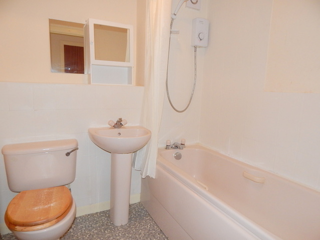  Image of 2 bedroom Flat to rent in Stonefield Park Paisley PA2 at Paisley Renfrewshire Renfrewshire, PA2 7RT