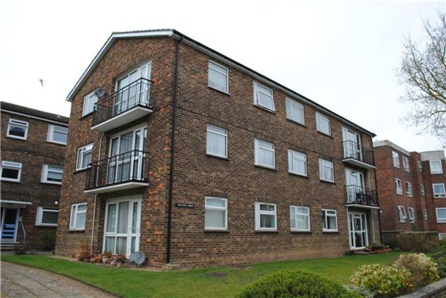  Image of 1 bedroom Flat for sale in Sutherland Avenue Bexhill-on-Sea TN39 at East Sussex, TN39 3QS