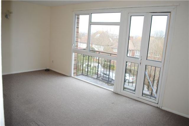  Image of 1 bedroom Flat for sale in Sutherland Avenue Bexhill-on-Sea TN39 at East Sussex, TN39 3QS