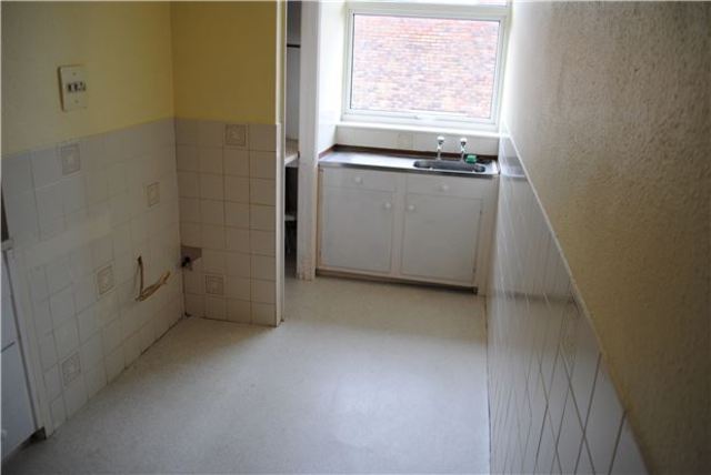  Image of 1 bedroom Flat for sale in Sutherland Avenue Bexhill-on-Sea TN39 at East Sussex, TN39 3QS