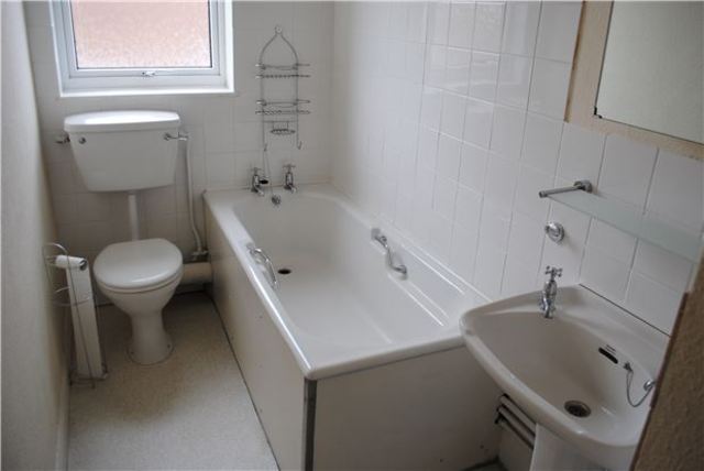  Image of 1 bedroom Flat for sale in Sutherland Avenue Bexhill-on-Sea TN39 at East Sussex, TN39 3QS