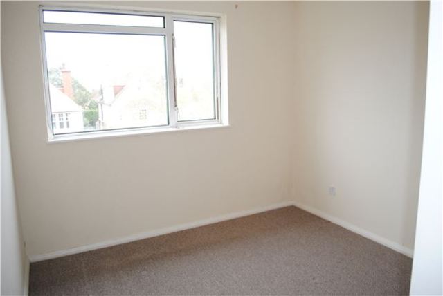  Image of 1 bedroom Flat for sale in Sutherland Avenue Bexhill-on-Sea TN39 at East Sussex, TN39 3QS
