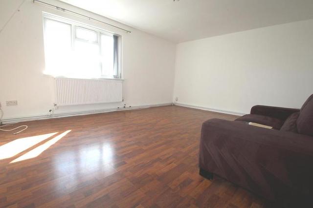  Image of 2 bedroom Flat to rent in Peterhouse Parade Crawley RH10 at Peterhouse Parade Pound Hill Crawley, RH10 3BA