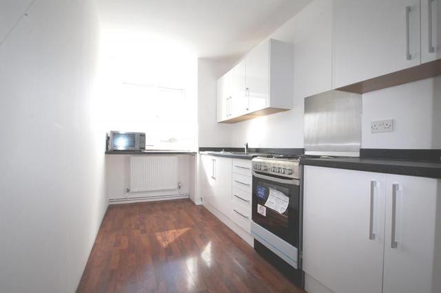  Image of 2 bedroom Flat to rent in Peterhouse Parade Crawley RH10 at Peterhouse Parade Pound Hill Crawley, RH10 3BA