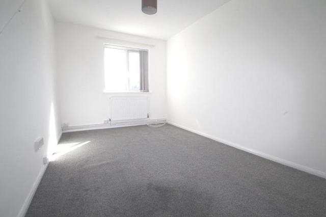  Image of 2 bedroom Flat to rent in Peterhouse Parade Crawley RH10 at Peterhouse Parade Pound Hill Crawley, RH10 3BA