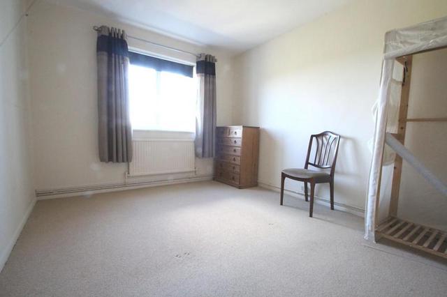  Image of 2 bedroom Flat to rent in Peterhouse Parade Crawley RH10 at Peterhouse Parade Pound Hill Crawley, RH10 3BA