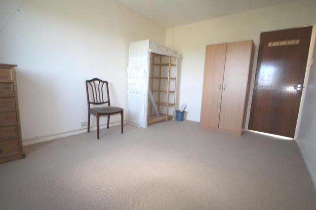  Image of 2 bedroom Flat to rent in Peterhouse Parade Crawley RH10 at Peterhouse Parade Pound Hill Crawley, RH10 3BA