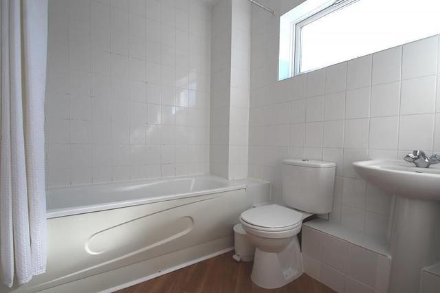  Image of 2 bedroom Flat to rent in Peterhouse Parade Crawley RH10 at Peterhouse Parade Pound Hill Crawley, RH10 3BA