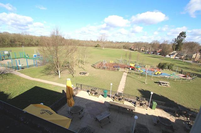  Image of 2 bedroom Flat to rent in Peterhouse Parade Crawley RH10 at Peterhouse Parade Pound Hill Crawley, RH10 3BA