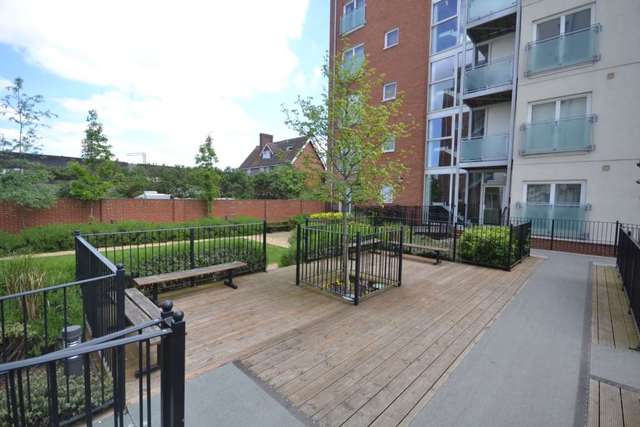  Image of 1 bedroom Flat to rent in Caversham Road Reading RG1 at The Hub, Caversham Road  Reading, RG1 7AY