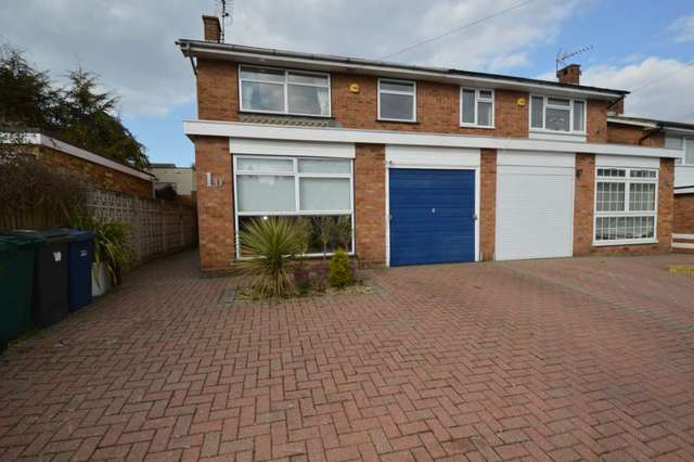  Image of 4 bedroom Semi-Detached house to rent in The Ridgeway London N11 at The Ridgeway Friern Barnet London, N11 3LG