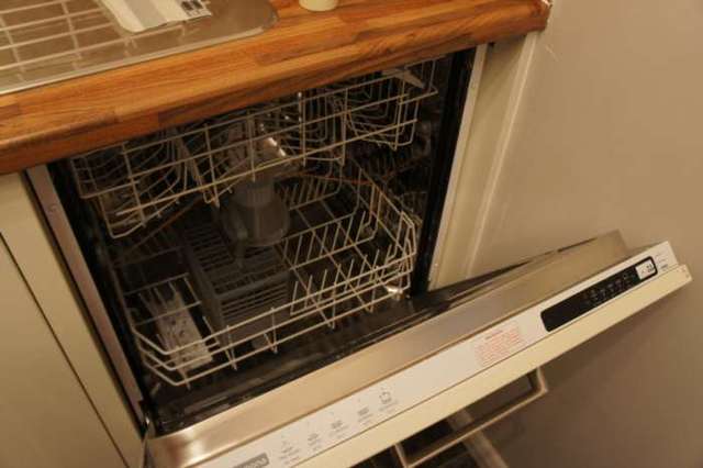  Image of 2 bedroom Apartment to rent in Town Mead Crawley RH11 at Highfield House, Town Mead West Green Crawley, RH11 7EH