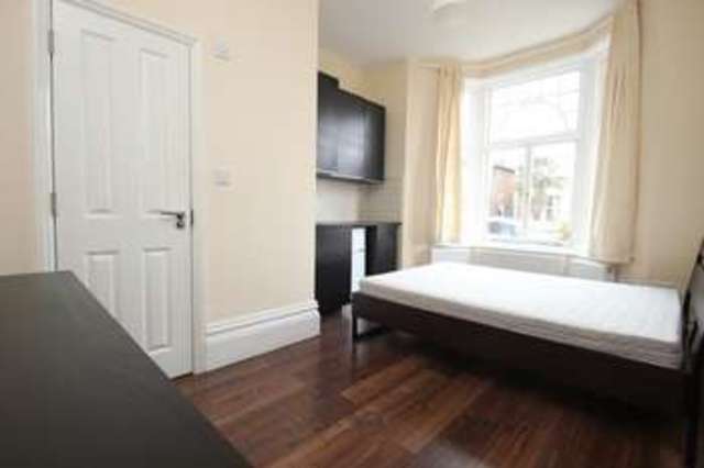  Image of Flat to rent in Upper Walthamstow Road London E17 at Upper Walthamstow Road  London, E17 3QG