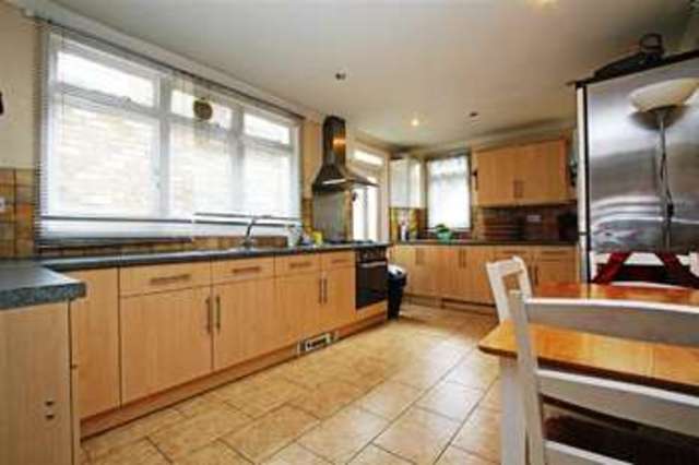  Image of 3 bedroom Terraced house to rent in Vanderbilt Road London SW18 at Earlsfield, SW18 3BG