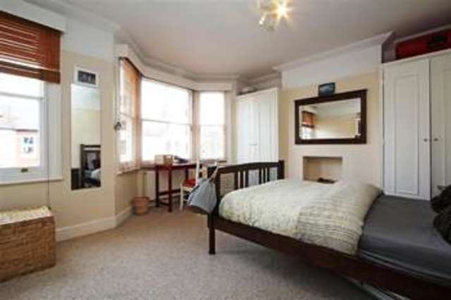 Image of 3 bedroom Terraced house to rent in Vanderbilt Road London SW18 at Earlsfield, SW18 3BG