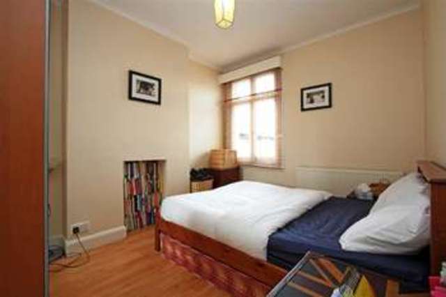  Image of 3 bedroom Terraced house to rent in Vanderbilt Road London SW18 at Earlsfield, SW18 3BG