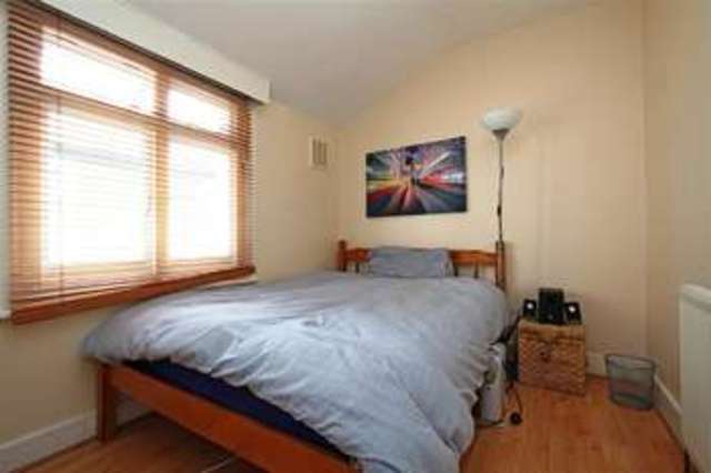  Image of 3 bedroom Terraced house to rent in Vanderbilt Road London SW18 at Earlsfield, SW18 3BG