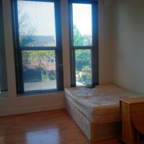  Image of Studio flat to rent in Walm Lane London NW2 at London NW2 London, NW2 3BU