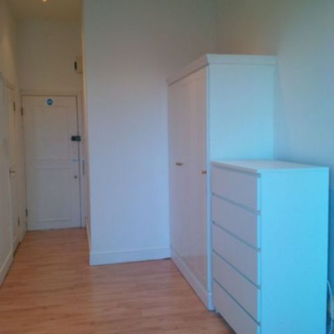  Image of Studio flat to rent in Walm Lane London NW2 at London NW2 London, NW2 3BU