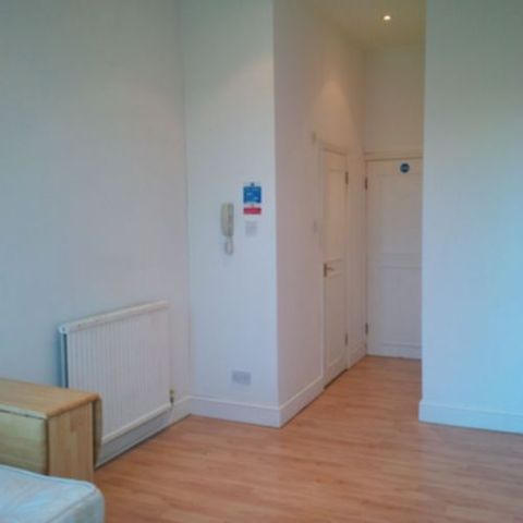  Image of Studio flat to rent in Walm Lane London NW2 at London NW2 London, NW2 3BU
