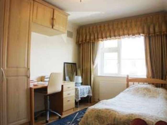  Image of 2 bedroom Flat to rent in Warkworth Gardens Isleworth TW7 at Warkworth Gardens  Isleworth, TW7 5JN
