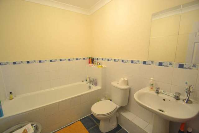  Image of 3 bedroom Apartment to rent in Warren Road Banstead SM7 at Warren Road  Banstead, SM7 1LB