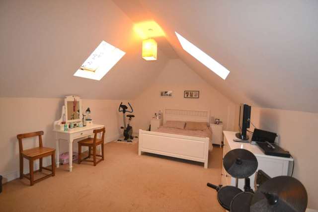  Image of 3 bedroom Apartment to rent in Warren Road Banstead SM7 at Warren Road  Banstead, SM7 1LB