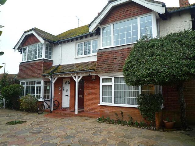  Image of 3 bedroom Flat to rent in West Avenue Worthing BN11 at Worthing, BN11 5LY