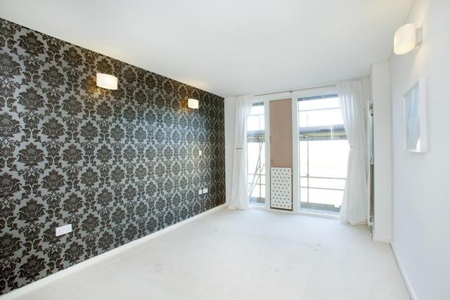  Image of 3 bedroom Flat to rent in West Parkside London SE10 at Greenwich Millennium Village  London, SE10 0RU