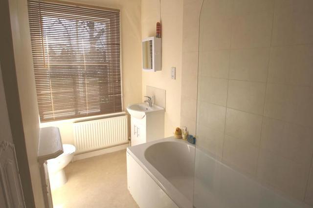  Image of 2 bedroom Detached house to rent in Peeks Brook Lane Horley RH6 at Peeks Brook Lane Burstow Horley, RH6 9ST
