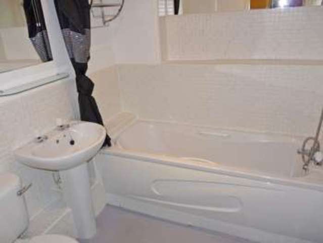  Image of 2 bedroom Flat to rent in Woodeson Lea Rodley Leeds LS13 at Woodeson Lea Rodley Leeds, LS13 1RJ