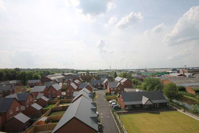  Image of 2 bedroom Apartment to rent in Woodfield Road Broadheath Altrincham WA14 at Woodfield Road  Altrincham, WA14 4RR