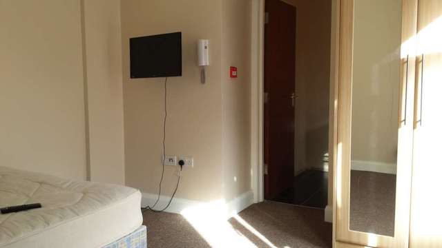  Image of Studio flat to rent in Worton Gardens Isleworth TW7 at Worton Gardens  Isleworth, TW7 4BD