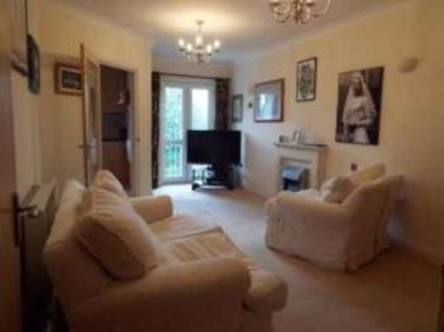  Image of 1 bedroom Flat for sale in Limpsfield Road Warlingham CR6 at 303 Limpsfield Road Warlingham Warlingham, CR6 9RL