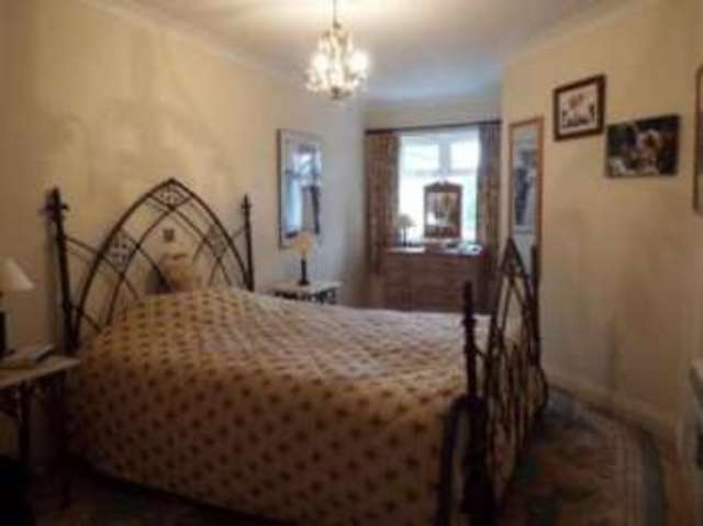  Image of 1 bedroom Flat for sale in Limpsfield Road Warlingham CR6 at 303 Limpsfield Road Warlingham Warlingham, CR6 9RL