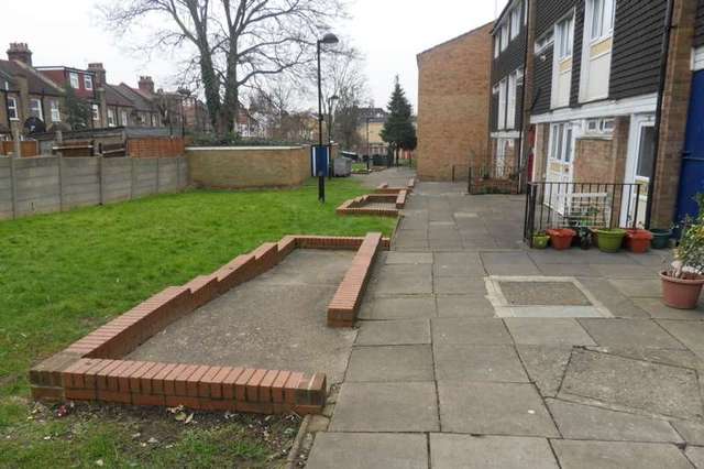  Image of 2 bedroom Flat for sale in Acacia Road London N22 at London, N22 5SB