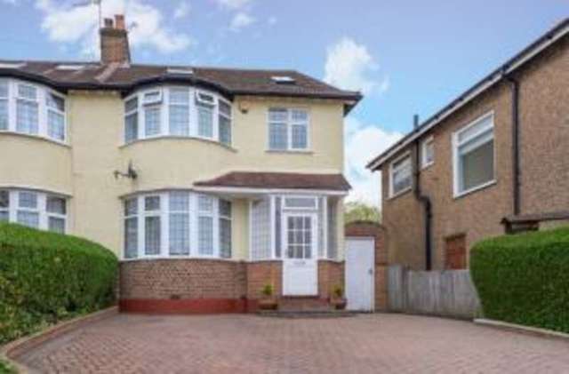  Image of 4 bedroom Semi-Detached house for sale in Alverstone Avenue East Barnet Barnet EN4 at East Barnet Barnet East Barnet, EN4 8EB