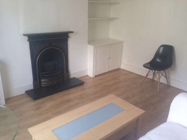  Image of 1 bedroom Flat to rent in Askew Crescent London W12 at Askew Crescent Shepherds Bush London, W12 9DN