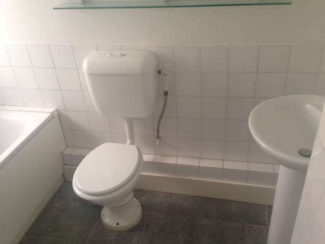  Image of 1 bedroom Flat to rent in Askew Crescent London W12 at Askew Crescent Shepherds Bush London, W12 9DN