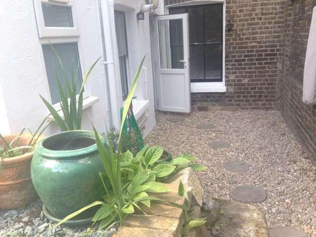  Image of 1 bedroom Flat to rent in Askew Crescent London W12 at Askew Crescent Shepherds Bush London, W12 9DN