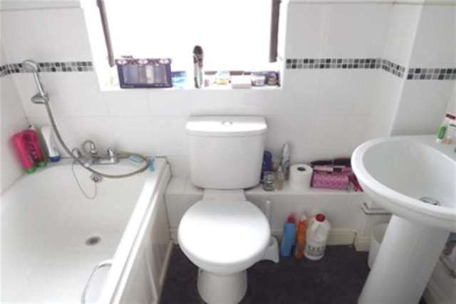  Image of 2 bedroom Terraced house to rent in Avon Gardens West Bridgford Nottingham NG2 at Nottingham, NG2 6BP