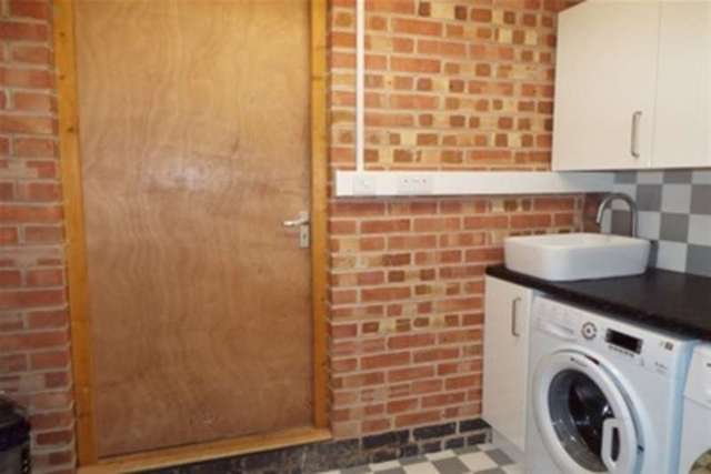  Image of 3 bedroom Semi-Detached house to rent in Aylestone Drive Aylestone Leicester LE2 at Leicester, LE2 8QE