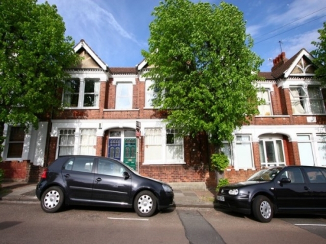  Image of 2 bedroom Property to rent in Badminton Road London SW12 at Badminton Road  London, SW12 8BN