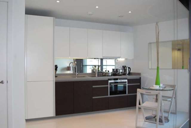  Image of Flat to rent in Baltimore Wharf London E14 at North Boulevard  Canary Wharf, E14 9EQ