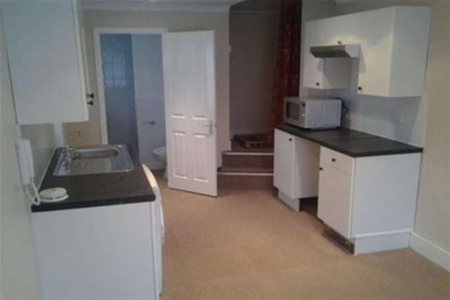  Image of Flat to rent in Holyrood Road New Barnet Barnet EN5 at Barnet, EN5 1DQ