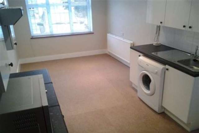  Image of Flat to rent in Holyrood Road New Barnet Barnet EN5 at Barnet, EN5 1DQ