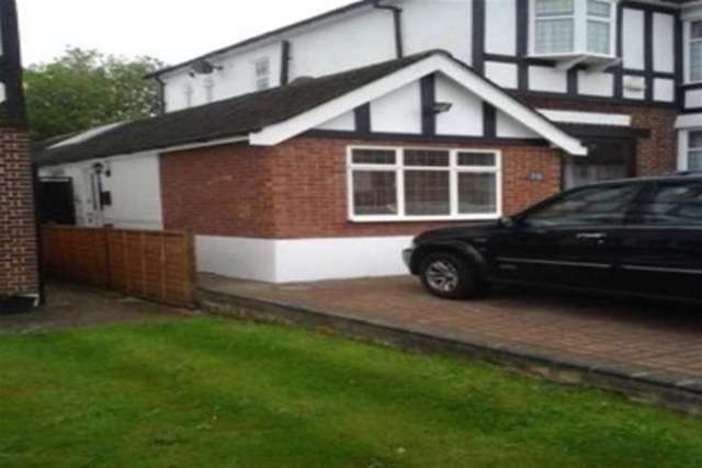  Image of Flat to rent in Holyrood Road New Barnet Barnet EN5 at Barnet, EN5 1DQ
